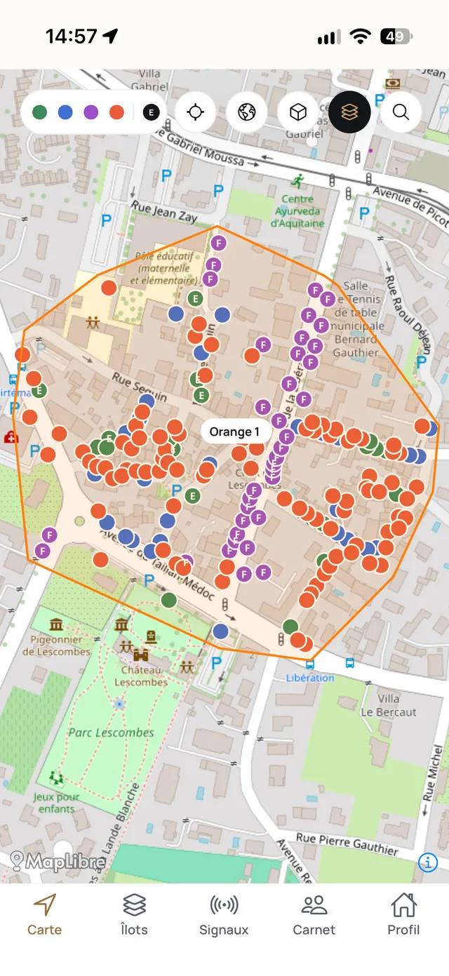 Carte d'un îlot dans l'application Ilotis après plusieurs tournées : chaque porte frappée est un point de couleur (absent, rencontré, contact) et les flyers déposés portent un F violet